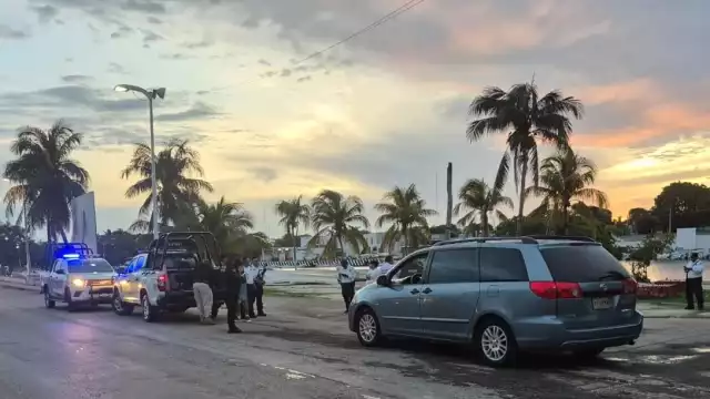 La camioneta asegurada es una Toyota Sienna color azul, con placas de Campeche.