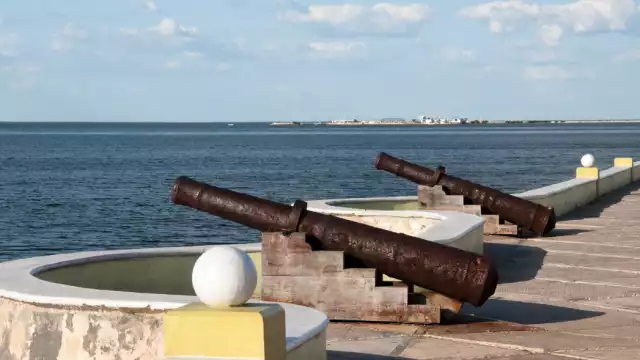 Su canción "Los Piratas" menciona a Campeche y Celestún, relatando las aventuras de piratas