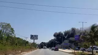 Accidente deja una persona fallecida y un autobús incendiado en la carretera federal 307 tramo Puerto Morelos