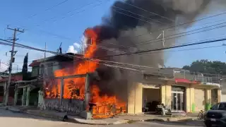 Un inmueble en la Región 103 de Cancún fue consumido por las llamas