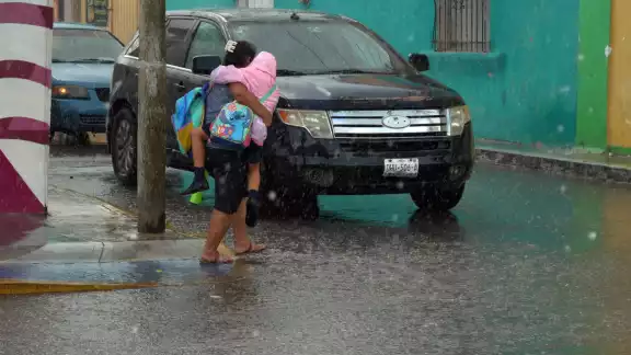 Ondas tropicales 32 y 33 amenazan con intensos temporales en el sureste mexicano Ondas tropicales 32 y 33 amenazan con intensos temporales en el sureste mexicano
