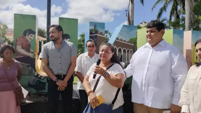 Durante el evento, la señora Beatriz Castilla, madre de Marco Antonio, no pudo contener las lágrimas al expresar su orgullo