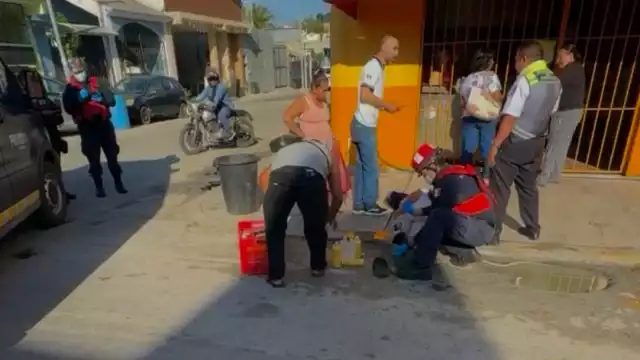 Paramédicos acudieron al lugar del accidente, brindando atencíon prehospitalaria