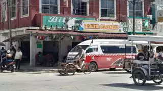 Taxista de Escárcega pone en riesgo la vida de sus pasajeros; la puerta de la combi se cayó 
