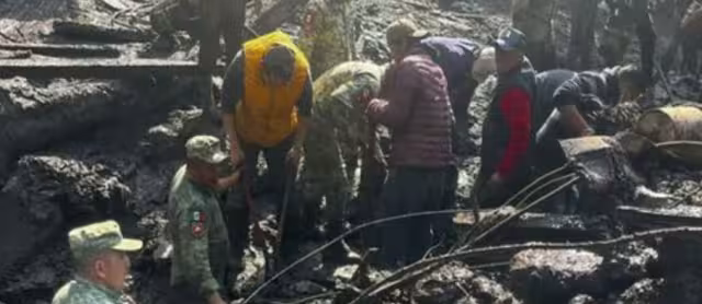 Los equipos de rescate siguen buscando a seis personas atrapadas bajo los escombros