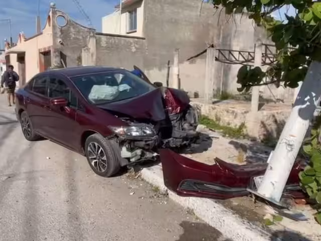 Fuerte accidente en Lerma: jóvenes chocan y abandonan su auto destrozado