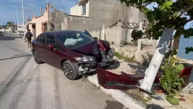 Fuerte accidente en Lerma: jóvenes chocan y abandonan su auto destrozado