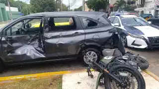 Motociclista pierde el control, atropella a una mujer y termina impactando otro vehículo en Tulum