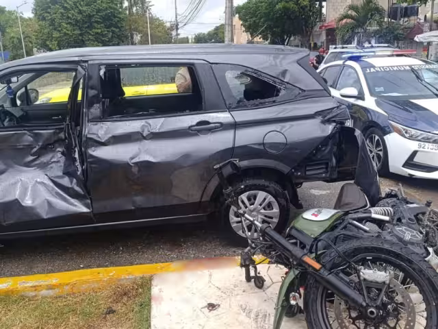 La mujer atropellada fue ingresada de emergencia al hospital y el motociclista fue atendido por paramédicos por lesiones graves