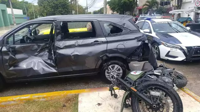 La mujer atropellada fue ingresada de emergencia al hospital y el motociclista fue atendido por paramédicos por lesiones graves
