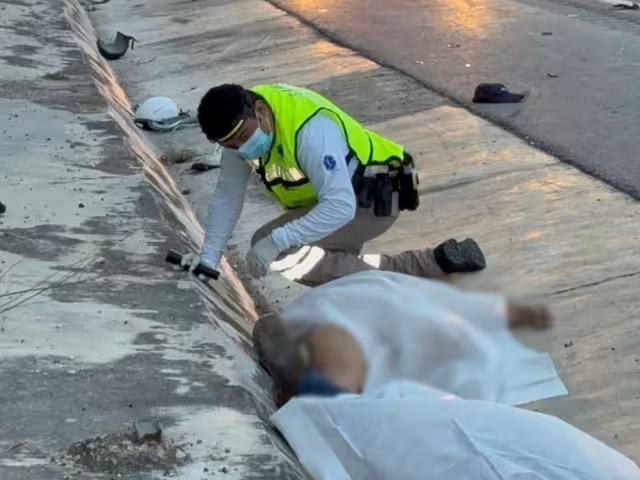 La pareja transitaba en su motocicleta cuando fueron atropellados por el conductor de un auto