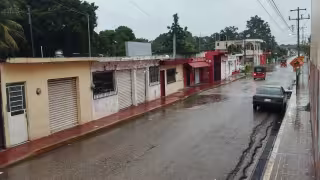 Lluvias y rachas de viento se presentan en Lázaro Cárdenas durante el paso del huracán "Helene"