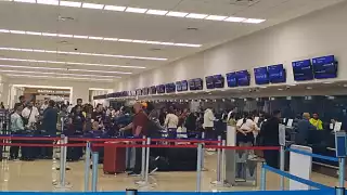 Pasajeros esperan que se reanuden las operaciones