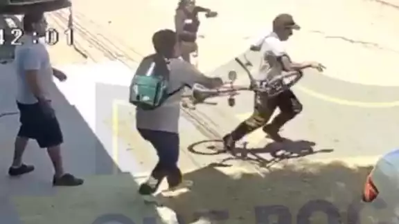 Héroe sin capa, joven ayuda a la policía aventándole una bici a ladrón que intentaba escaparse. Héroe sin capa, joven ayuda a la policía aventándole una bici a ladrón que intentaba escaparse.