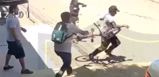 Héroe sin capa, joven ayuda a la policía aventándole una bici a ladrón que intentaba escaparse.