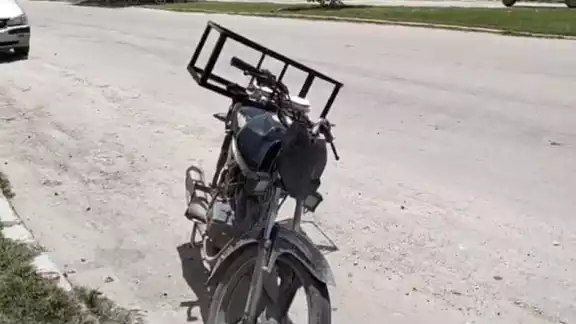 Un motorepartidor resultó lesionado al derrapar su motocicleta Italika negra tras esquivar un perro en la avenida Concordia, Escárcega. Un motorepartidor resultó lesionado al derrapar su motocicleta Italika negra tras esquivar un perro en la avenida Concordia, Escárcega.