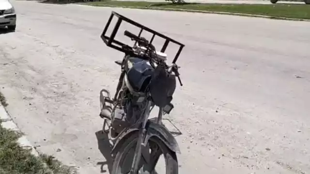 Un motorepartidor resultó lesionado al derrapar su motocicleta Italika negra tras esquivar un perro en la avenida Concordia, Escárcega.