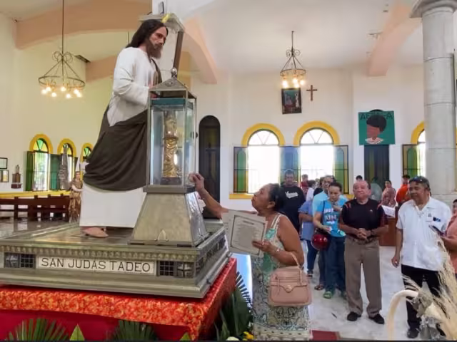 Un gran grupo de feligreses llegaron a la iglesia para ver en persona las reliquias religiosas