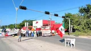 Bloqueos por falta de pavimentación: Habitantes de colonias irregulares en Cancún alzan la voz 