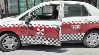 El taxi sufrió daños importantes en uno de los costados.