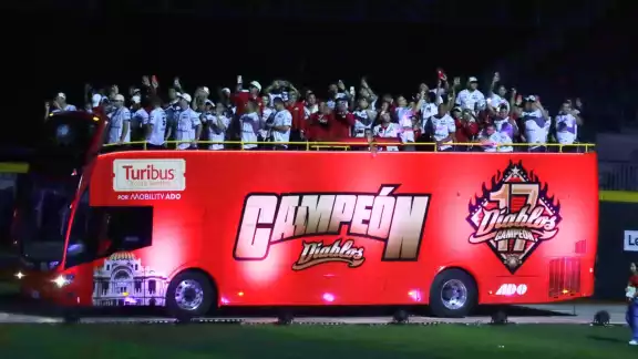 El equipo llegó al estadio en turibus El equipo llegó al estadio en turibus