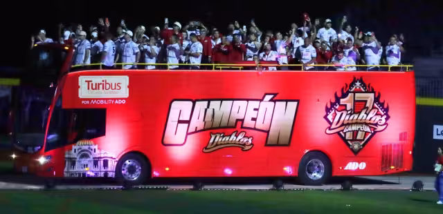 El equipo llegó al estadio en turibus
