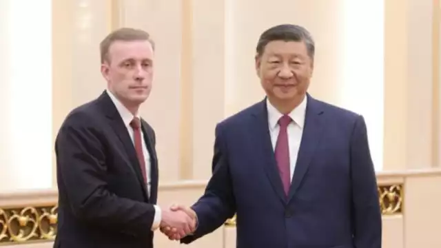 El presidente de China, Xi Jinping (derecha), se reunió con el asesor de Seguridad Nacional de la Casa Blanca, Jake Sullivan (izquierda)