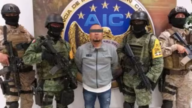 La mañana de este viernes José Antonio Yépez Ortiz, alias "El Marro", fue trasladado al Cefereso No.14 en Durango, en medio de un fuerte operativo de seguridad