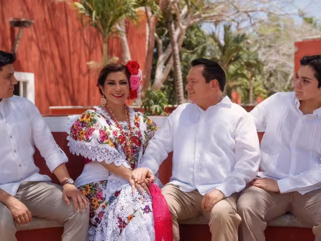 Joaquín Díaz Mena hace un espacio en su campaña rumbo a la gubernatura de Yucatán para compartir un emotivo mensaje a su esposa 