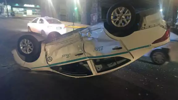 El taxi terminó volcado luego de recibir el impacto del vehículo particular. El taxi terminó volcado luego de recibir el impacto del vehículo particular.