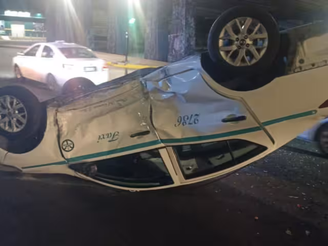 El taxi terminó volcado luego de recibir el impacto del vehículo particular.