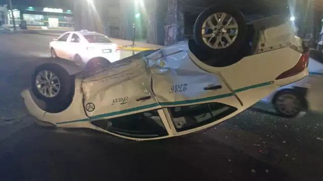 El taxi terminó volcado luego de recibir el impacto del vehículo particular.