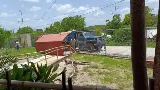 Camión con sascab destruye entrada de jardín de niños en Champotón
