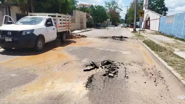 El incidente provocó el levantamiento del pavimento y la interrupción del suministro de agua potable en toda la ciudad.
