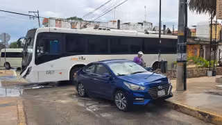 La unidad era conducida por una pareja de turistas, quienes no se percataron del señalamiento