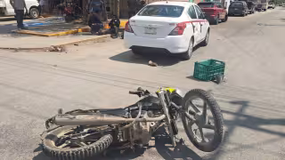 La falta de precaución del conductor del taxi al no respetar la preferencia de paso fue la causa del accidente