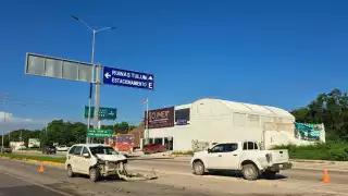 El conductor de la camioneta resultó con lesiones, por lo que fue atendido por paramédicos