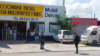 Sujetos armados en motocicletas dispararon contra una refaccionaria en la colonia Ejido.