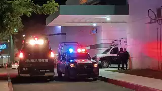 Las autoridades investigan el lugar donde ocurrió la agresión mientras el hombre recibe atención médica.