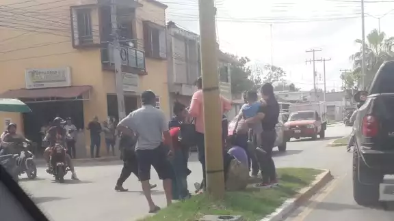 Mujer y adolescente resultan lesionados en accidente.