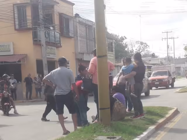 Mujer y adolescente resultan lesionados en accidente.