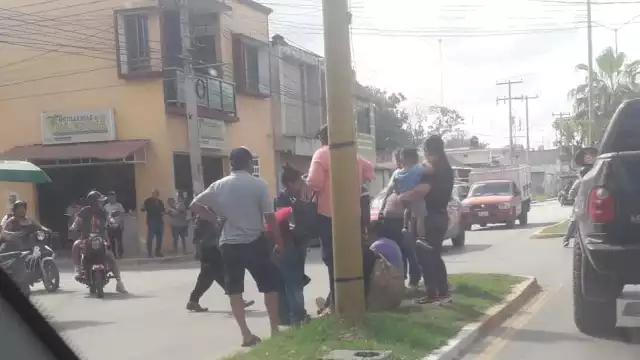 Mujer y adolescente resultan lesionados en accidente.