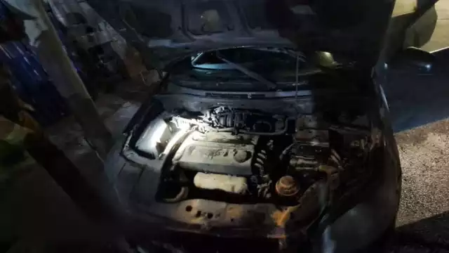 Autoridades investigan la posibilidad de que el ataque esté relacionado con las labores de su dueño; la unidad tuvo daños significativos.