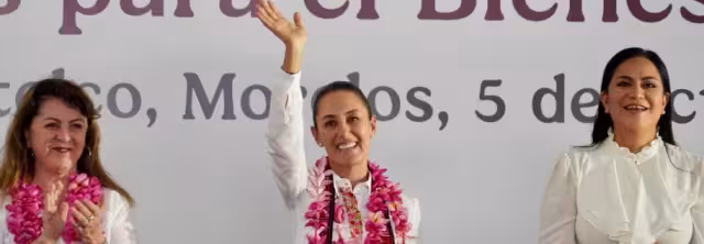 Claudia Sheinbaum Pardo, presidenta de México (Centro), acompañada por la gobernadora de Morelos, Margarita González y Ariadna Montiel, secretaria de Bienestar