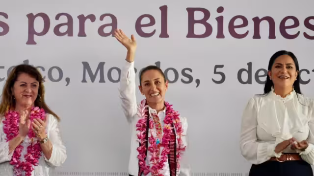 Claudia Sheinbaum Pardo, presidenta de México (Centro), acompañada por la gobernadora de Morelos, Margarita González y Ariadna Montiel, secretaria de Bienestar