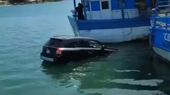 La camioneta quedó en el mar frente al puerto de abrigo de Progreso La camioneta quedó en el mar frente al puerto de abrigo de Progreso