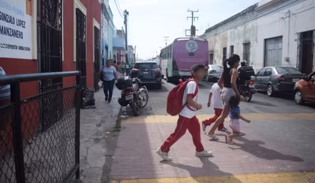 Bienestar en tu escuela entregará uniformes, chamarras, mochilas y útiles a 300 mil estudiantes