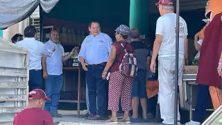 Joaquín Díaz Mena visita a locatarios de la Central de Abastos de Mérida