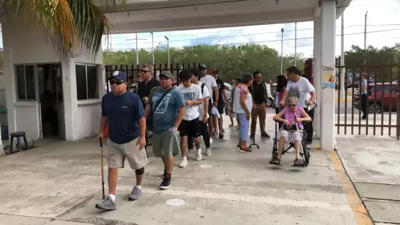 Votantes han comenzado a llegar a las casillas de Cancún Votantes han comenzado a llegar a las casillas de Cancún