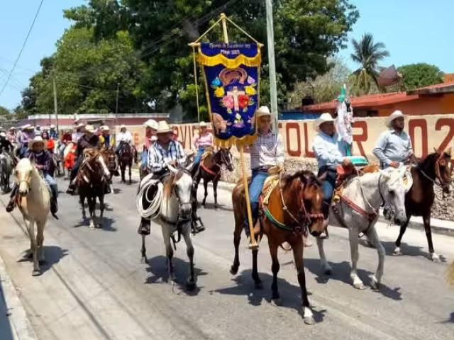 Participaron alrededor de 40 ganaderos a caballo.